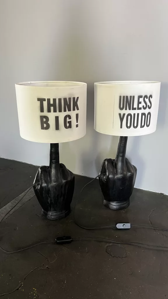 Beide Lampen nebeneinander, Sockel in Handform mit ausgestrecktem Finger