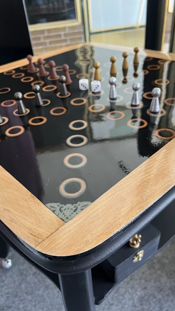 Spieltisch von oben mit aufgestellten Spielfiguren und Würfeln auf der Epoxidfläche