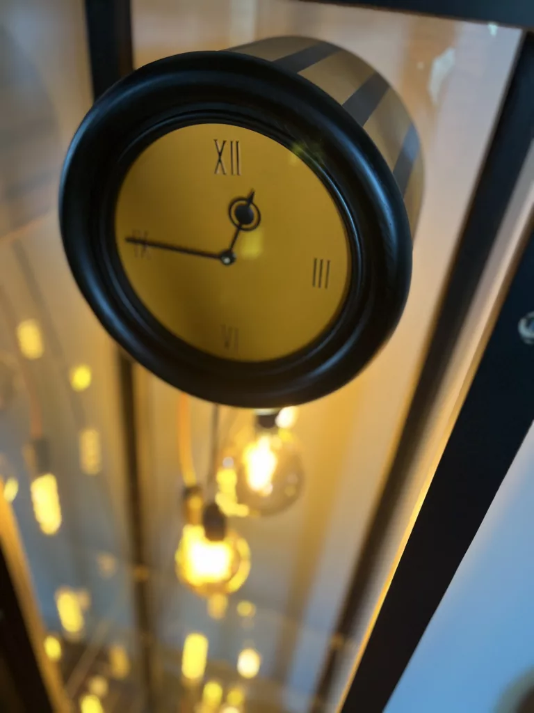 Sentas eingebaute Uhr mit römischen Ziffern über dem Lichtband