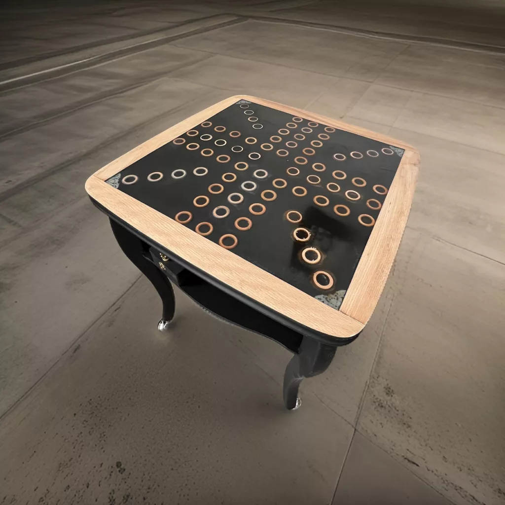 Spieltisch von oben: das Spielfeld mit farbigen Ringen auf dunklem Grund