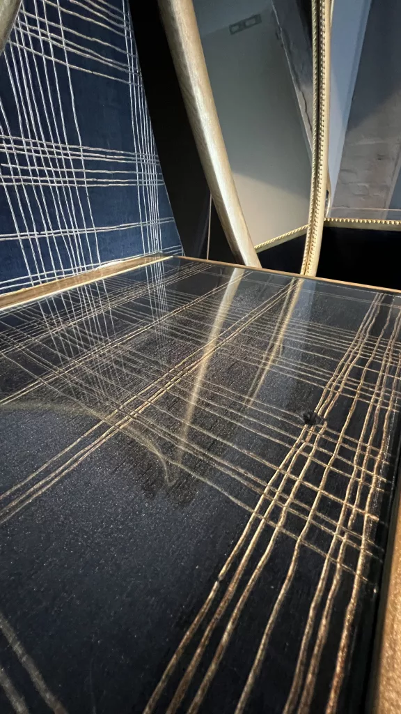 Blick auf die Deckplatte der Gräfin Goldblick mit goldenem Linienmuster