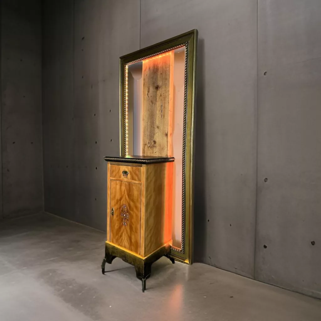 Goldmarie schräg von der Seite, warmes LED-Licht hinter dem Rahmen