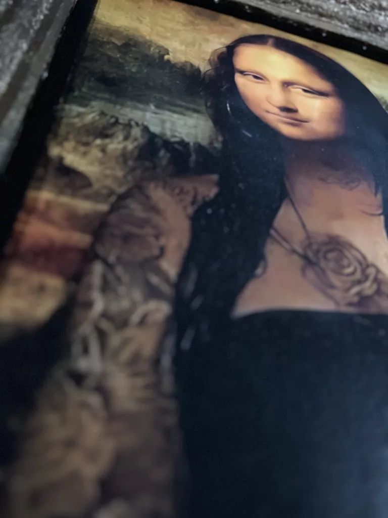 Mona Mona Inked im Rahmen: tätowierte Mona Lisa in Schwarz