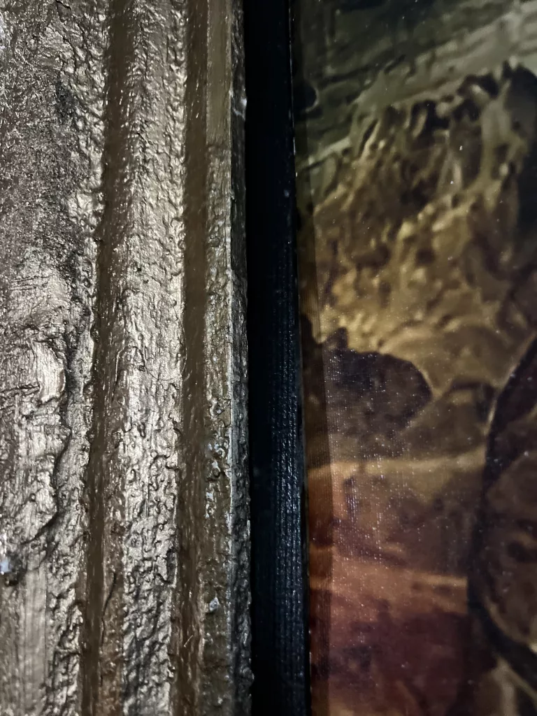 Rahmenkante von Mona Mona Inked mit Blick auf das Motiv dahinter