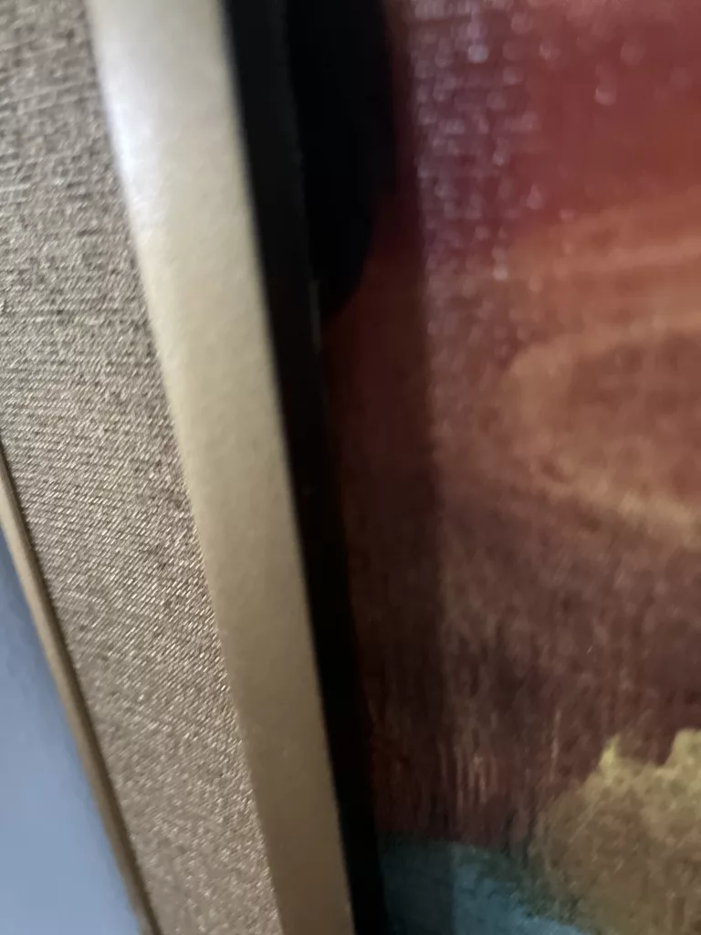 Detail des Rahmens von Mona Mona Verdreht, Kante vor dem Motiv