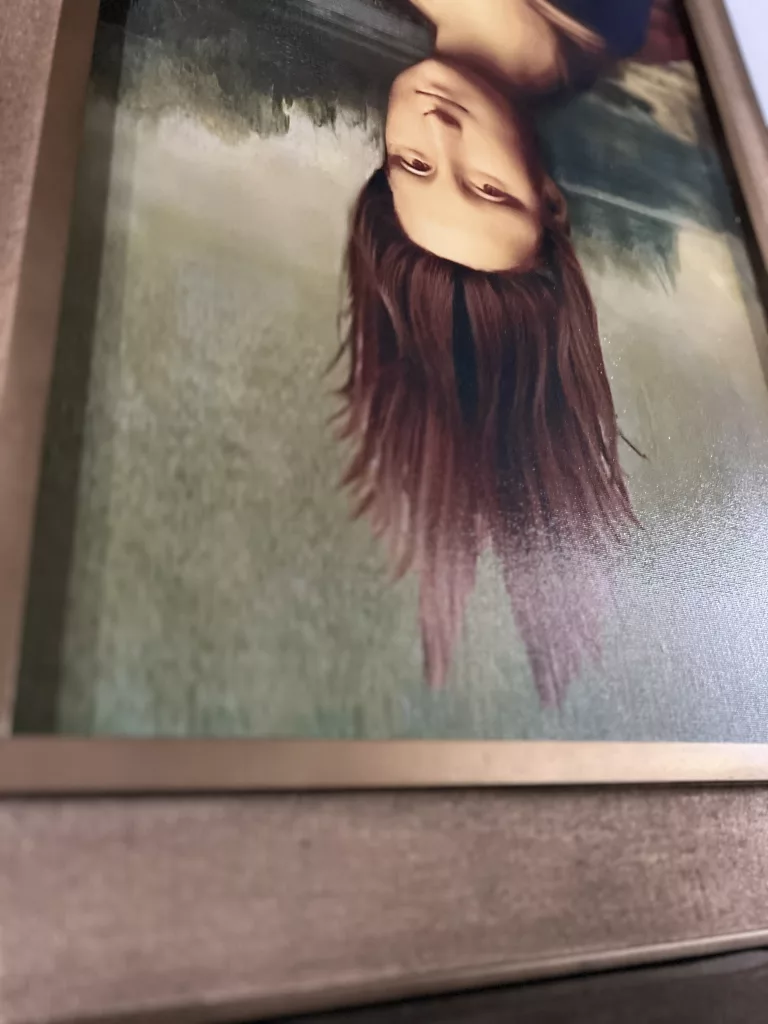 Mona Mona Verdreht: das Porträt hängt auf dem Kopf im schlichten Rahmen