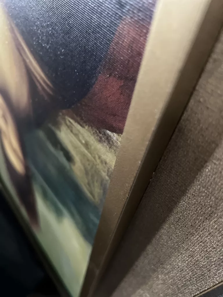 Schräger Blick auf Motiv und Rahmenprofil von Mona Mona Verdreht