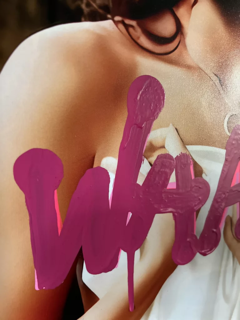 Detail von Mona Mona What: pinker Schriftzug über der Schulter der Mona Lisa