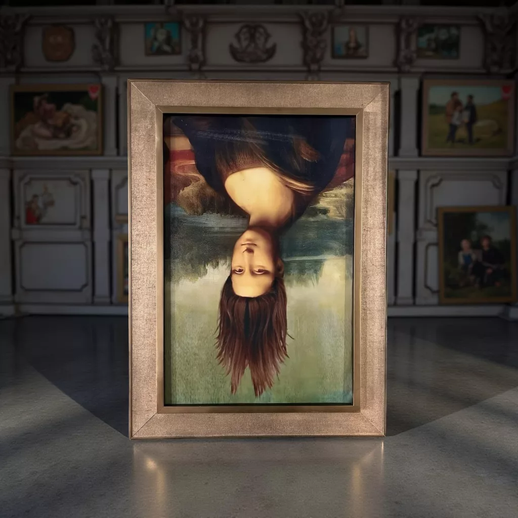 Mona Mona Verdreht an der Wand zwischen anderen Bildern