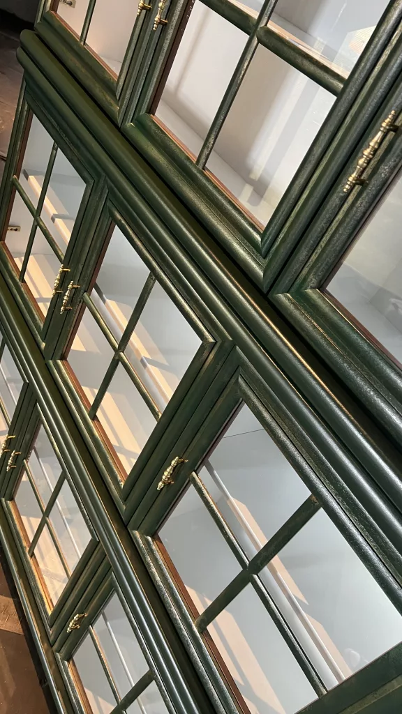 Nahaufnahme der Sprossen mit Patina auf dem grünen Lack