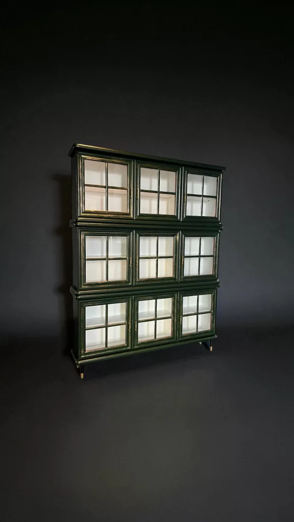 Theodor frontal: 1,95 Meter hohe Vitrine mit gold patinierten Türen