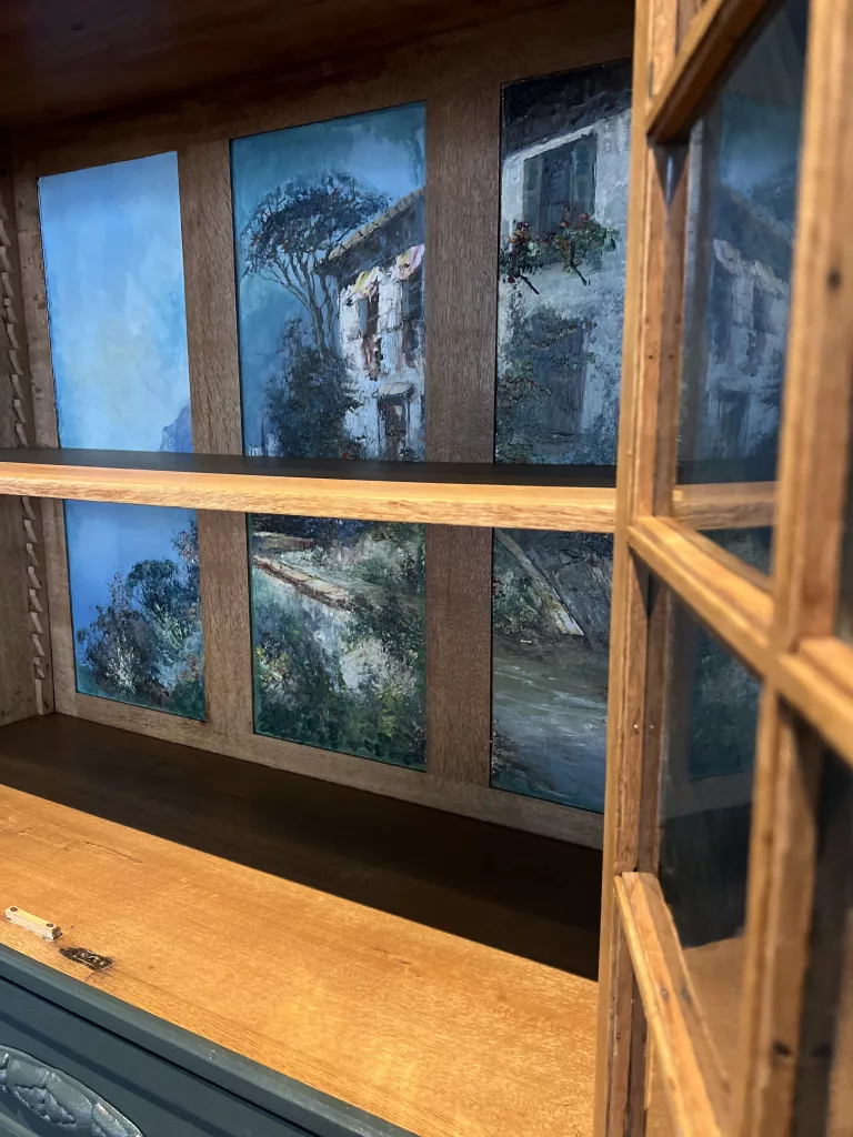 Blick in Constanzes Inneres: Holzböden vor dem gemalten Landschaftsmotiv
