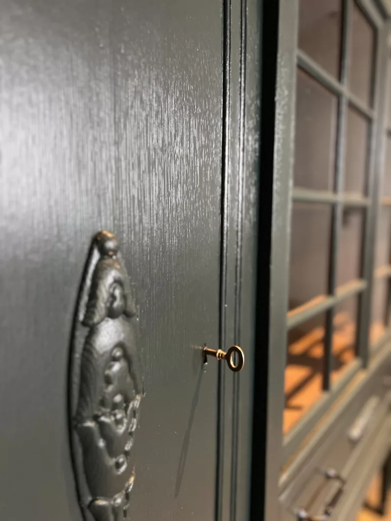 Nahaufnahme des Zierbeschlags neben dem Schlüsselloch