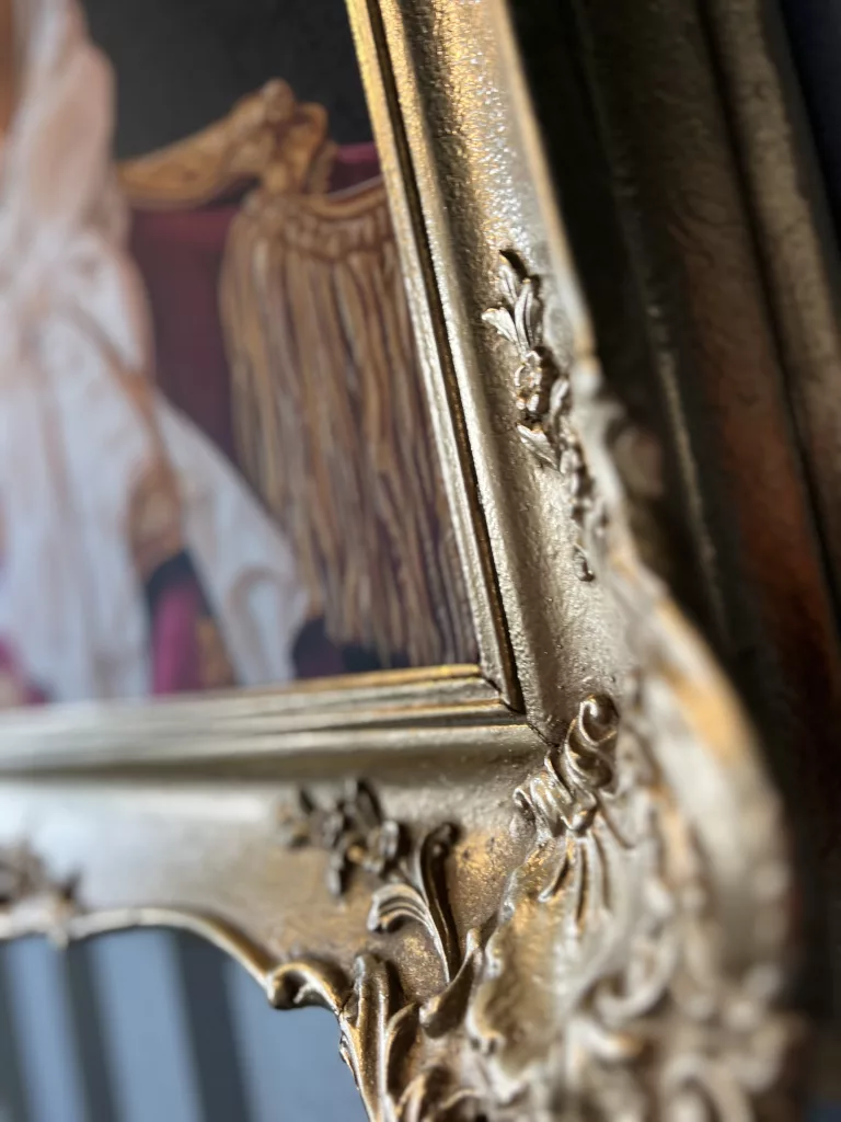 Der Rahmen aus dem 19. Jahrhundert mit Ornamentschnitzerei