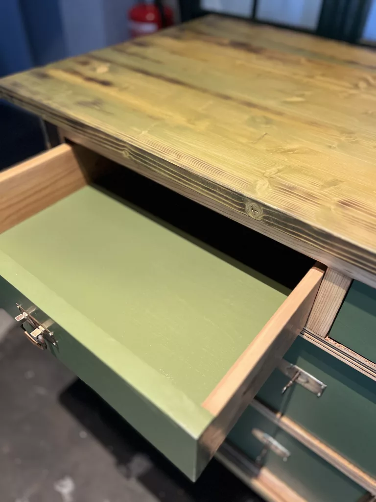 Geöffnete Schublade von Arno unter der überstehenden Holzplatte