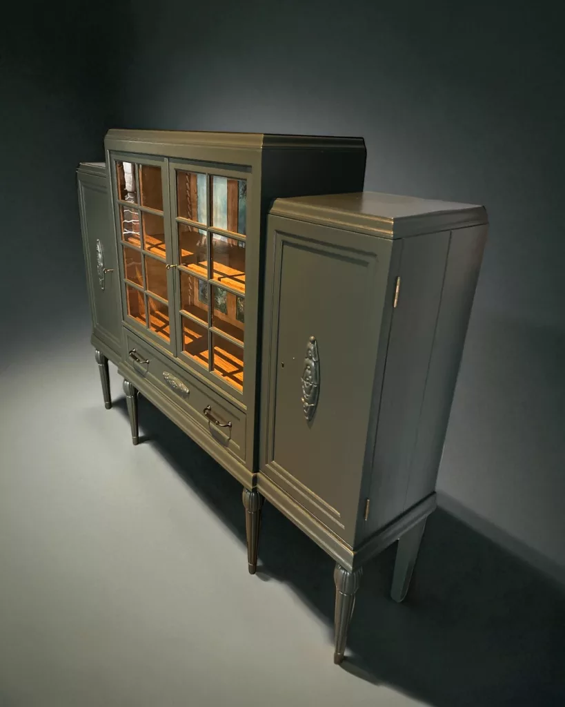 Constanze von schräg links: breite Vitrine mit zwei Seitenschränken