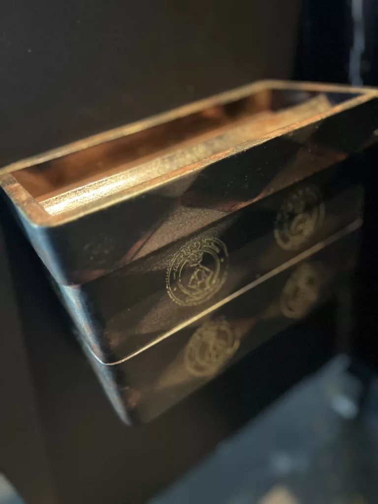 Die längliche Waschschale von der Seite