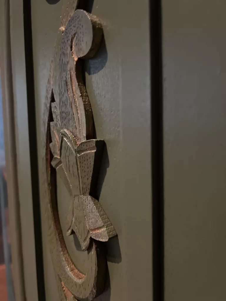 Nahaufnahme des geschnitzten Ornaments auf der Front
