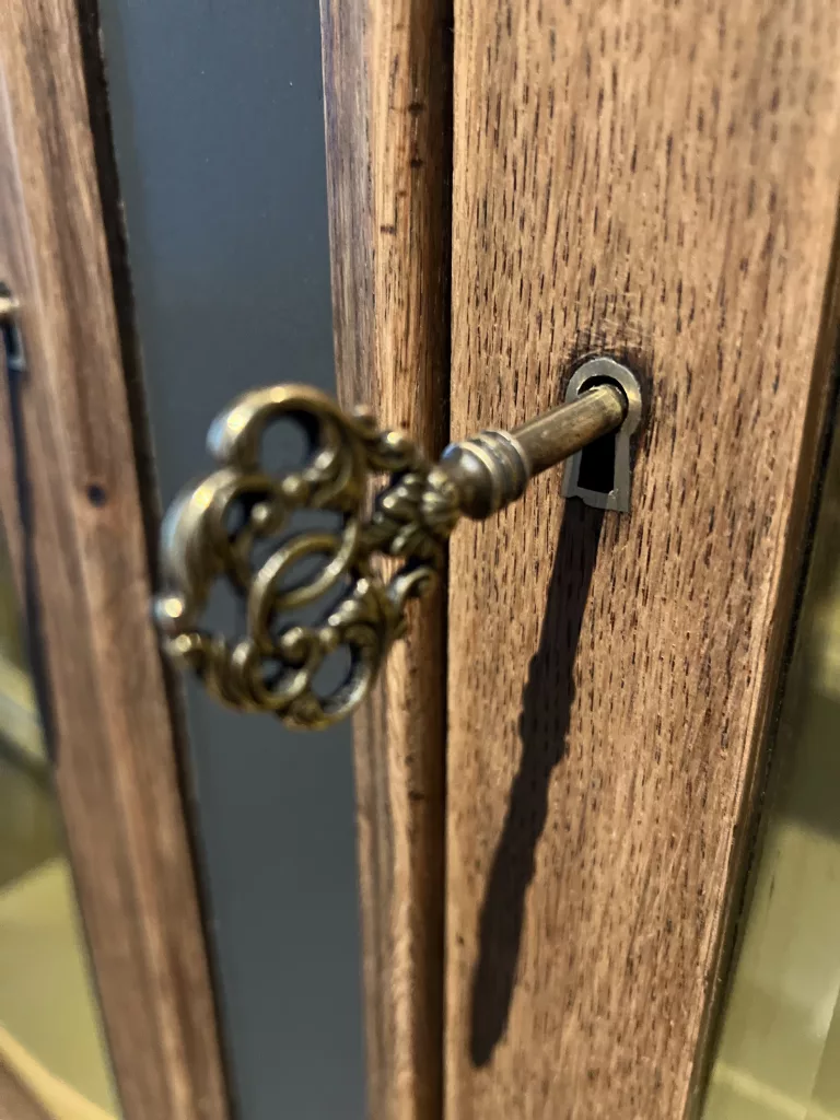 Detail an Holz Hubert: Messingschlüssel im Schloss der Glastür