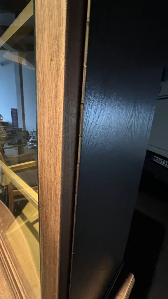 Detail der Holzkante mit gelbem Innenraum dahinter