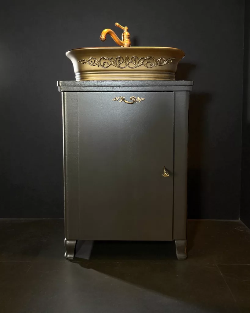 Scarlett komplett: schwarzer Waschtisch mit goldener Schale und Armatur