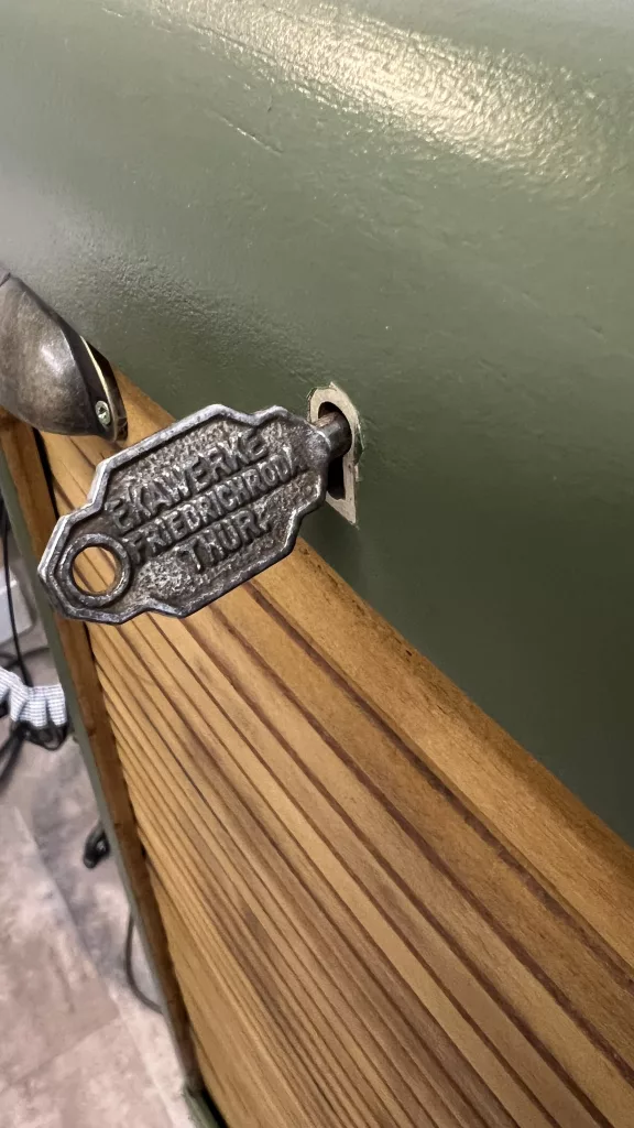 Detail an Gustav: Typenschild der Ekawerke über dem Holzrollo