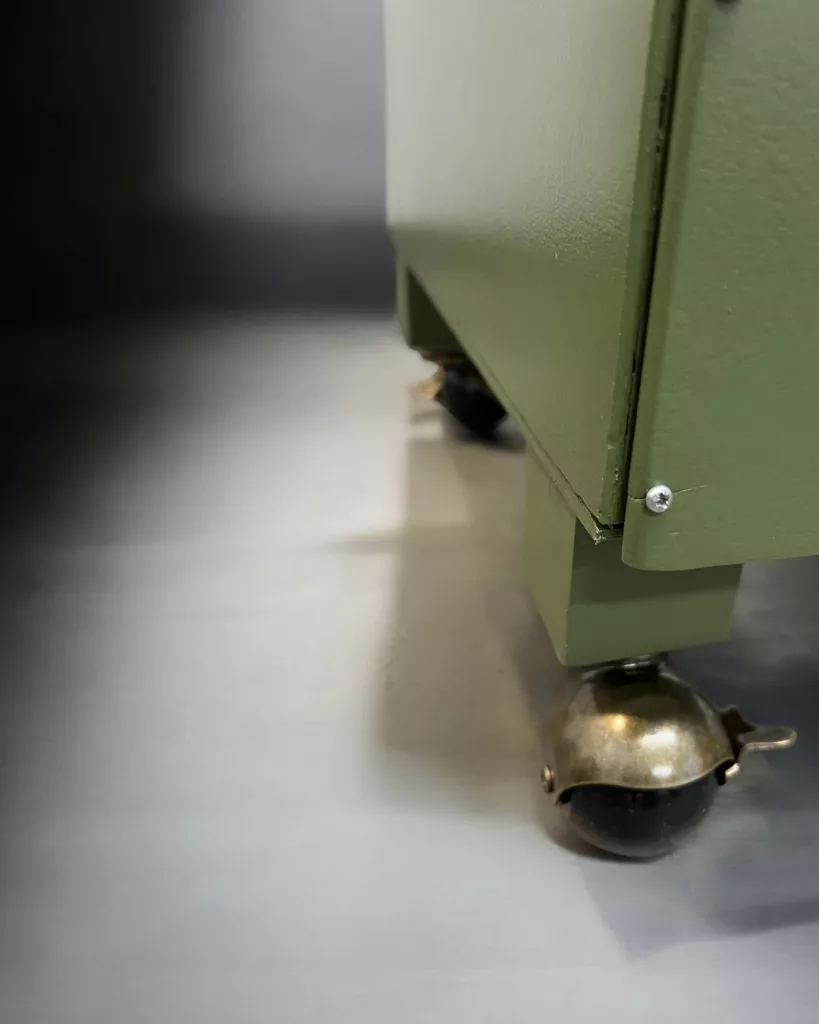 Detail einer Rolle unter dem grünen Korpus