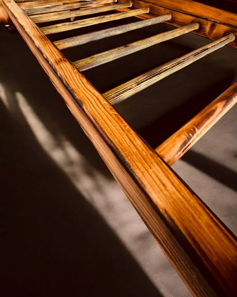 Detail des Lattenbodens unter der Arbeitsplatte