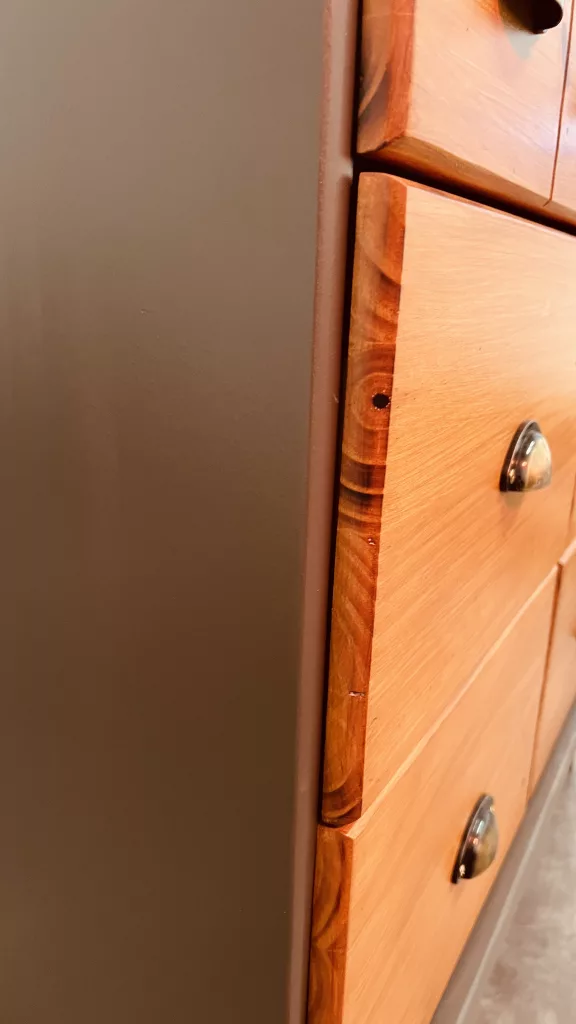 Detail der grauen Korpuskante neben den orangen Fronten