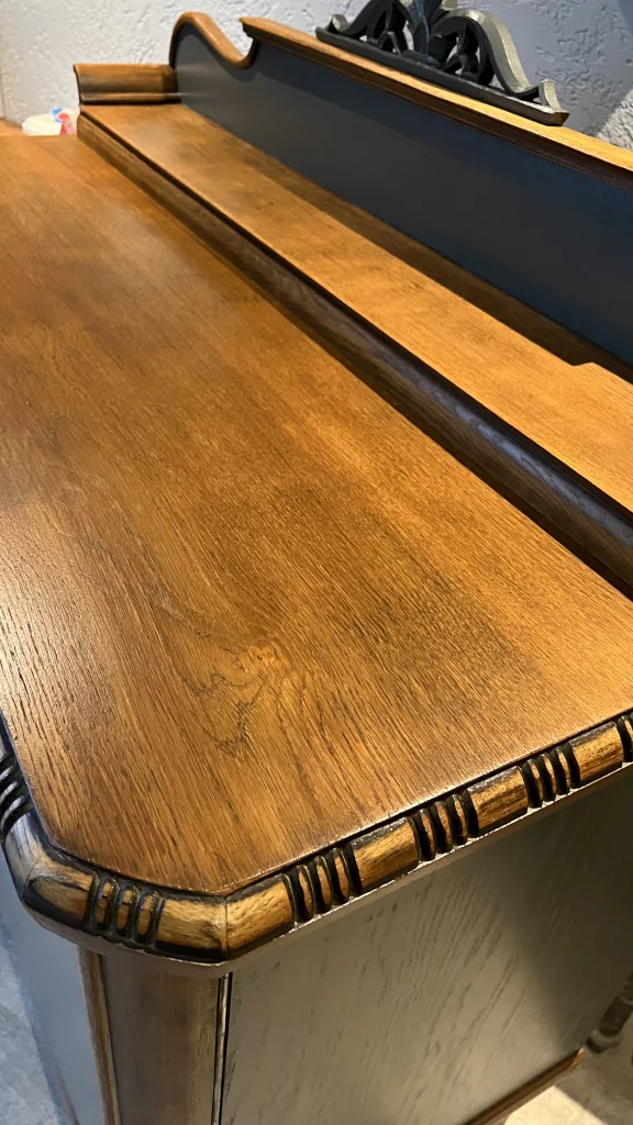 Die Holzplatte von oben, geölte Maserung mit dunkler Kante
