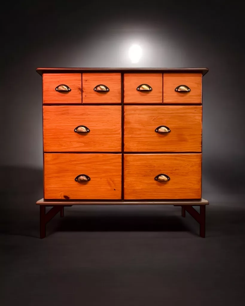 Hedda von vorn: graue Apothekerkommode mit orange gebeizten Schubladen