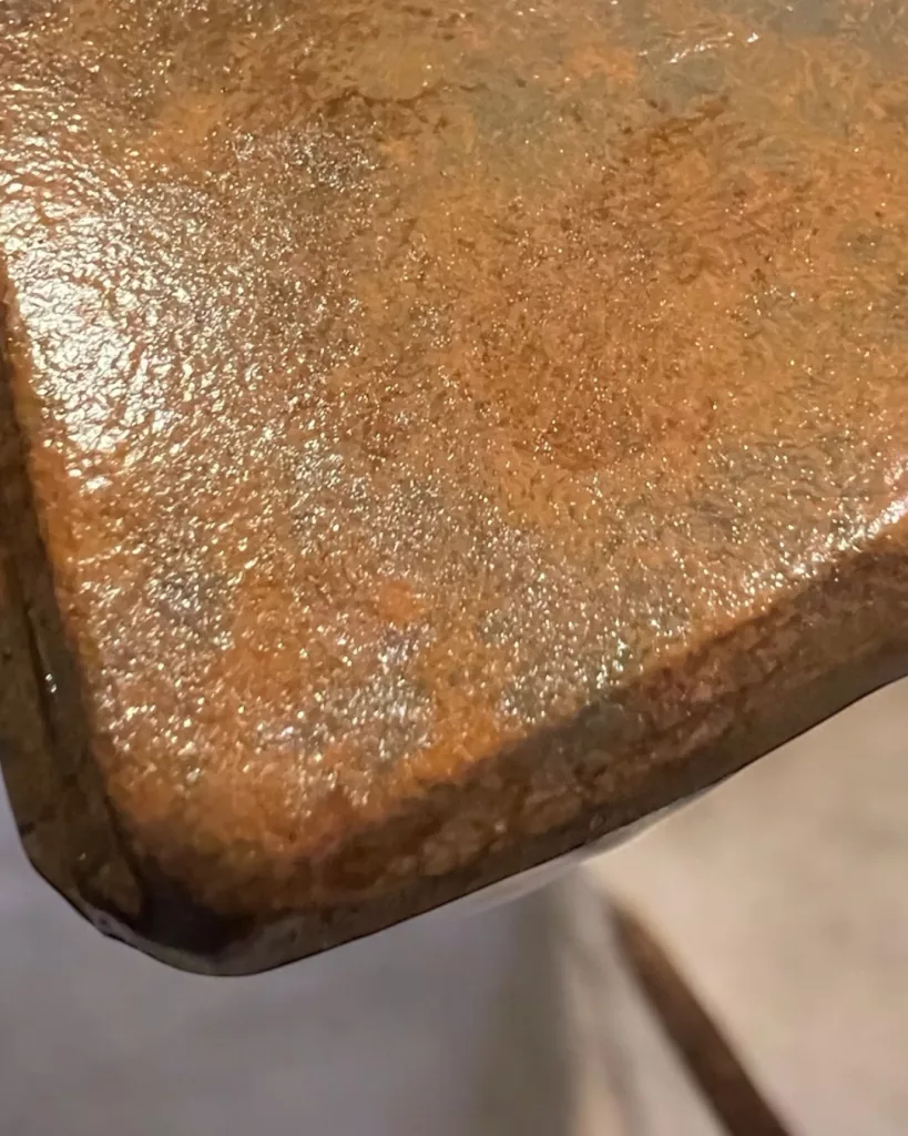 Nahaufnahme der Deckplatte mit rostähnlicher Struktur