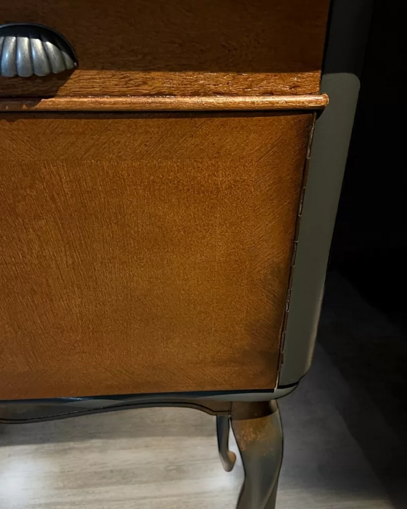 Detail der Seitenwand mit Übergang von Holz zu grauem Lack