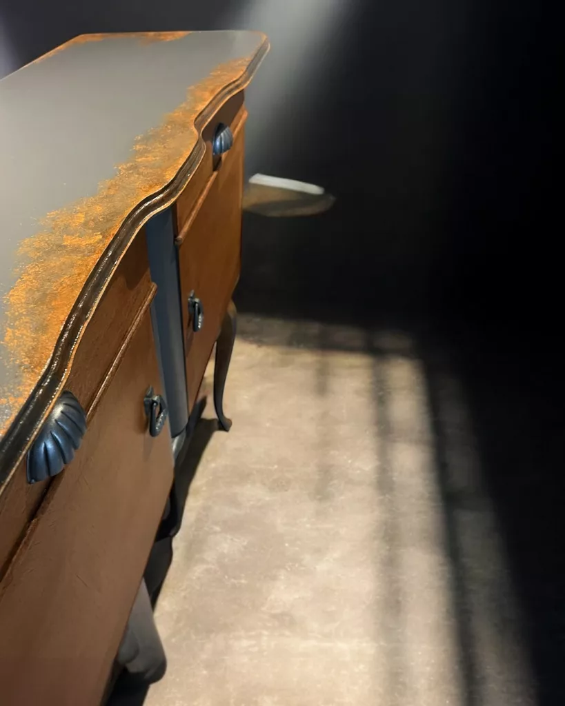 Blick über die Deckplatte auf Griff und Beschlag