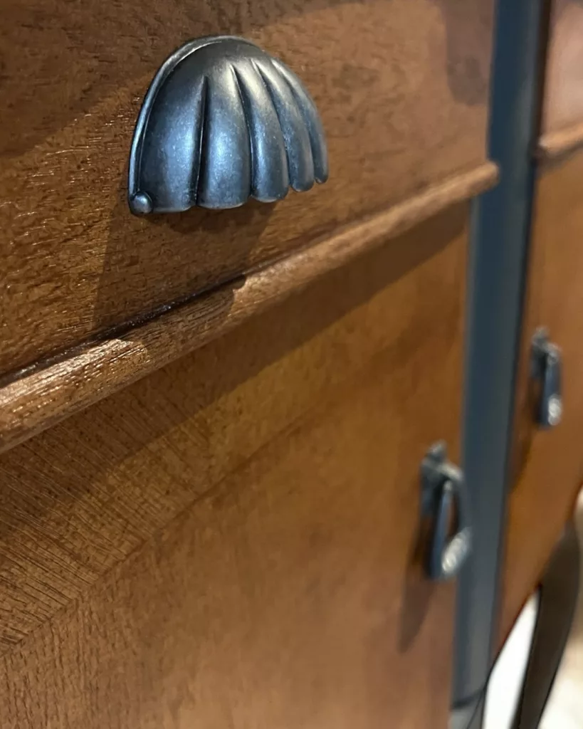 Detail eines geriffelten Muschelgriffs auf dem Holz