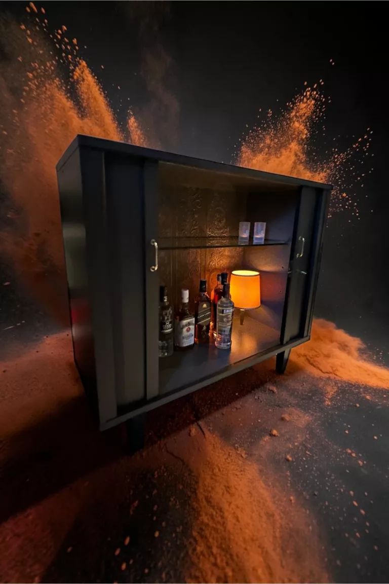 Zum Barschrank umgebautes Sideboard, schwarz lackiert, mit beleuchtetem Innenraum