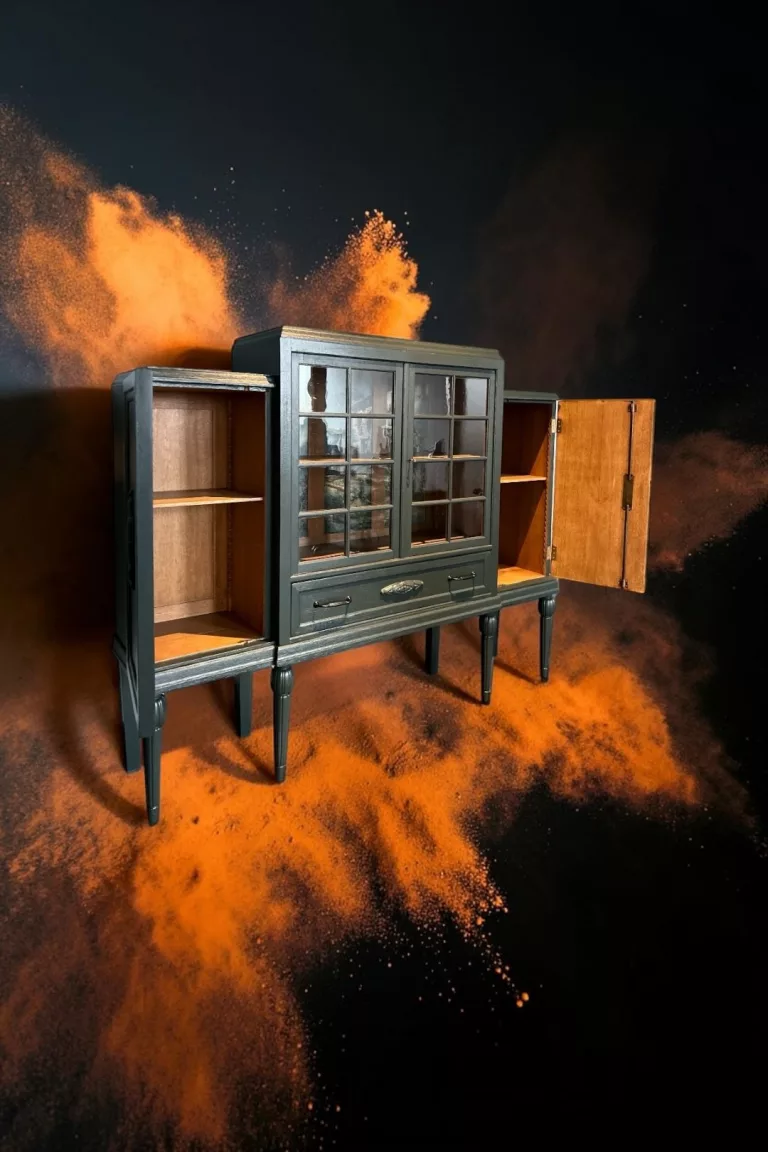 Dunkelgrün lackierte Vitrine mit Sprossen-Glastüren auf gedrechselten Beinen, restauriert von Pottschön