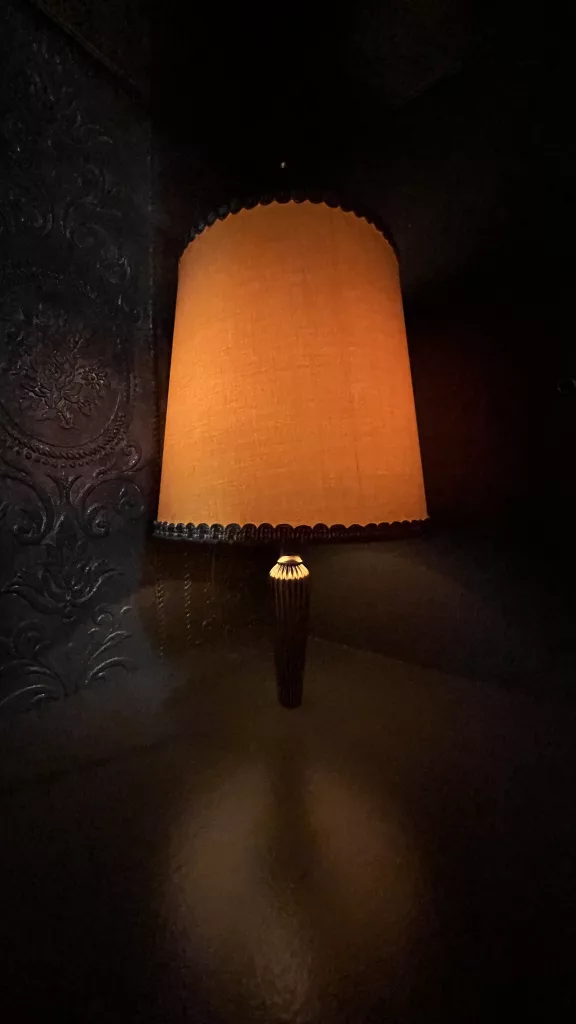 Die eingebaute Lampe mit orangefarbenem Schirm im Inneren