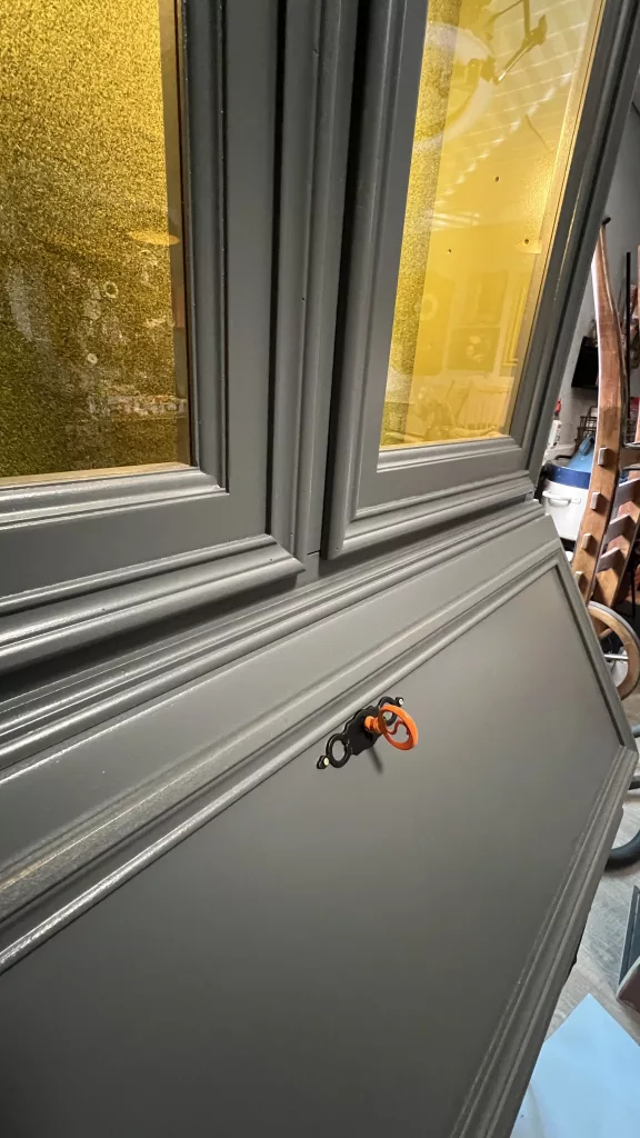 Detail der grauen Front mit kleinem orangem Griff