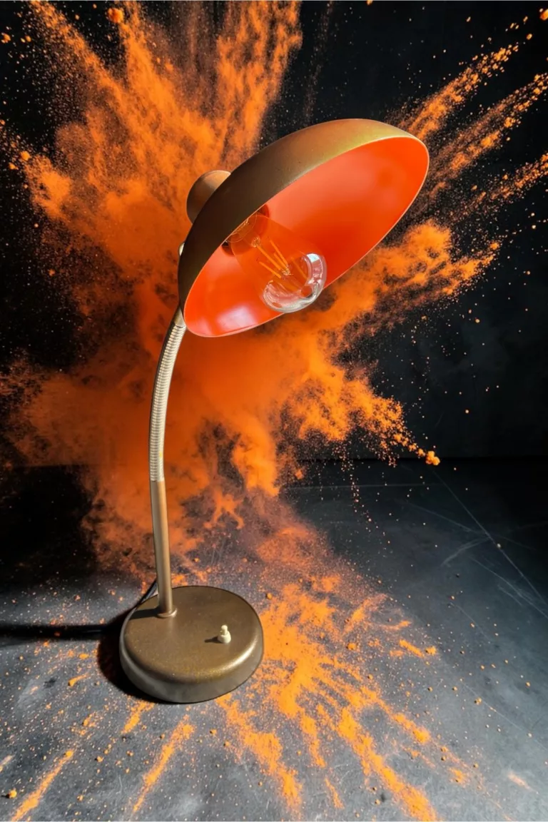 Aufgearbeitete Schreibtischlampe mit Schwanenhals, Schirm innen orange, mit Edison-Glühbirne