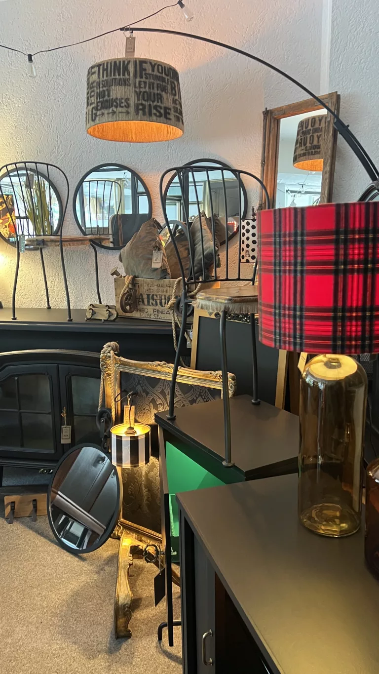 Kerzen im Goldrahmen, Lampe und Apothekerflaschen als Deko im Pottschön-Laden